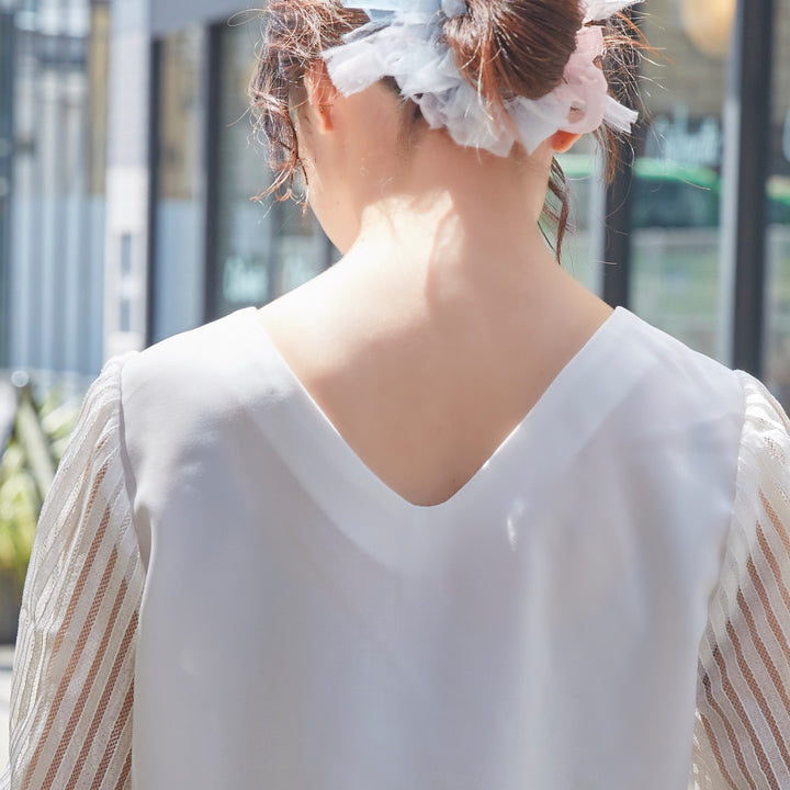 たっぷりレースのそでが印象的な後ろ姿美人ブラウス（ホワイト