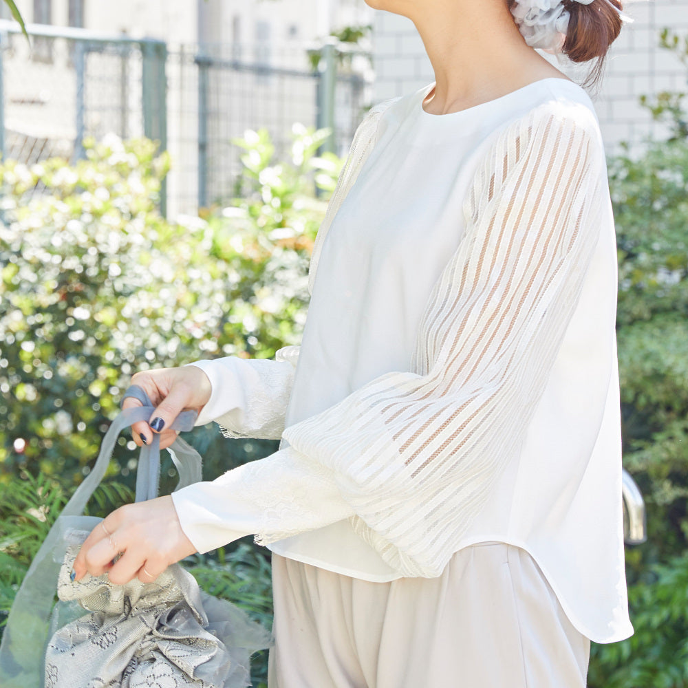 たっぷりレースのそでが印象的な後ろ姿美人ブラウス（ホワイト