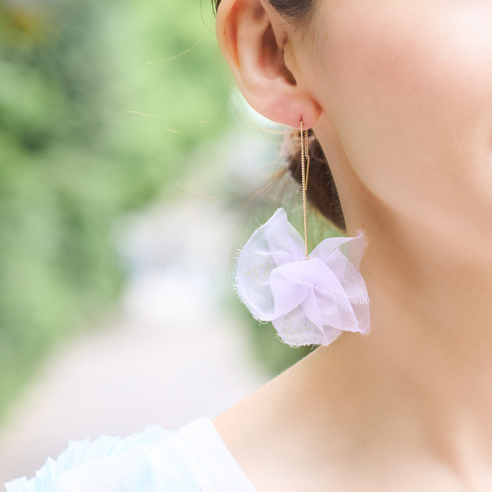 アジサイ～アーリーブルー｜ゆれる花咲きぽんぽんフリル｜ピアス 