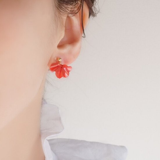 Red | Frilly Blossom | Pierced/Clip-on Earrings (18Kgp) – 咲き編み